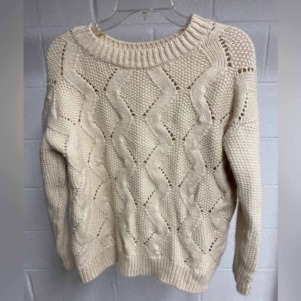 H&M Cream Color Sweater Womens Size S Pit2pit=21” Shoulder2hem=22”